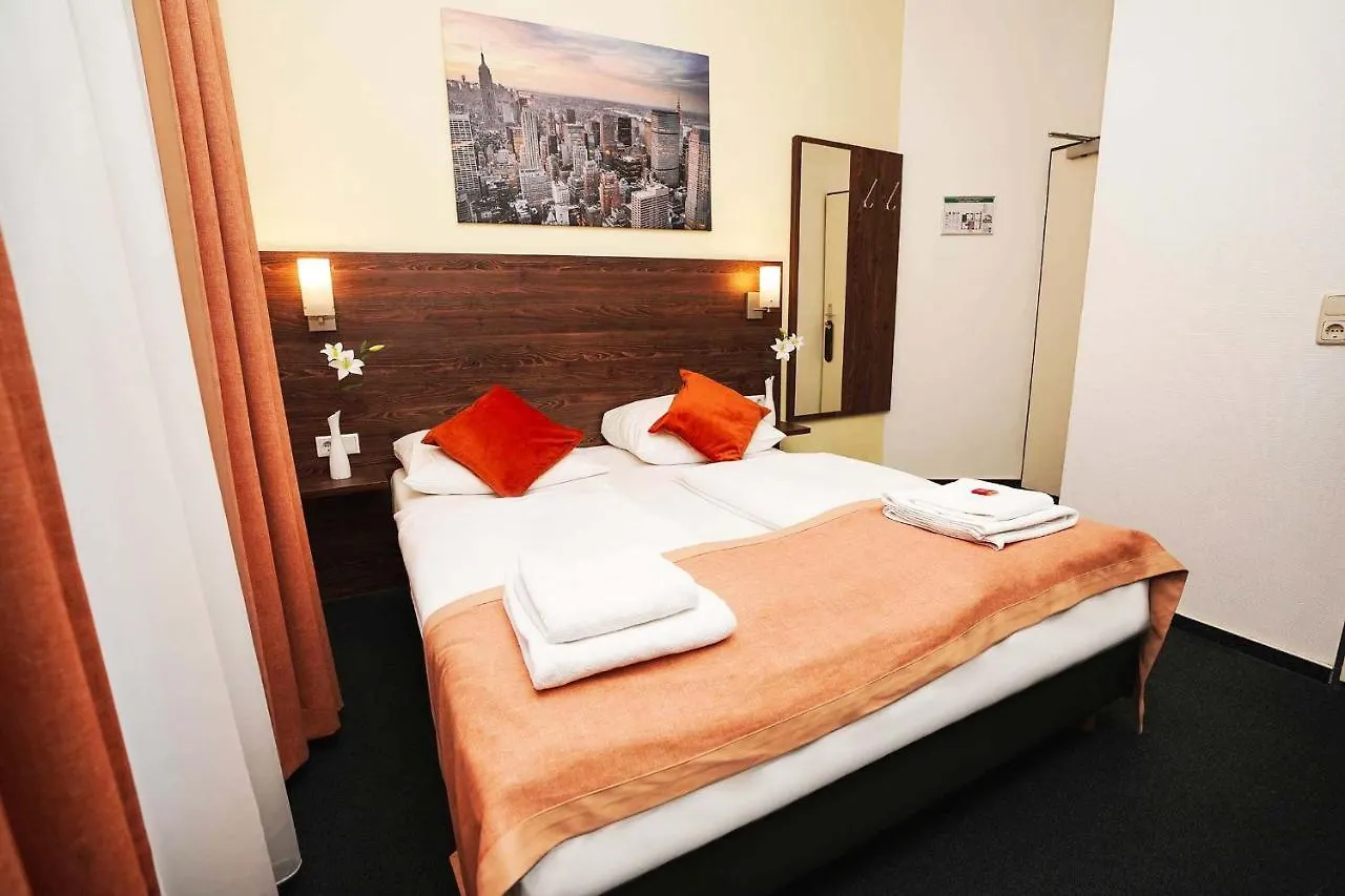 Hotel Little Paris Frankfurt am Main 3*,  Almanya