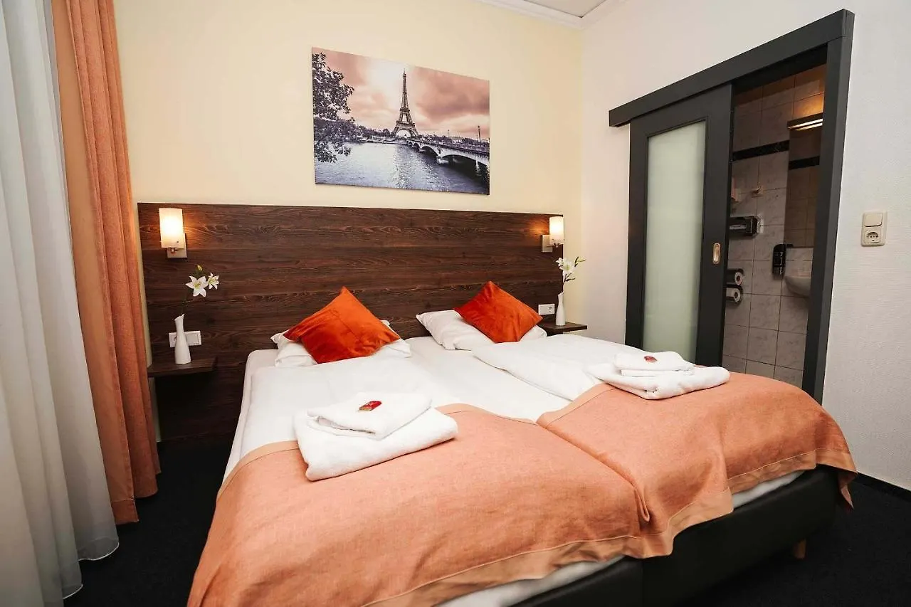 ***  Hotel Little Paris Frankfurt am Main Almanya